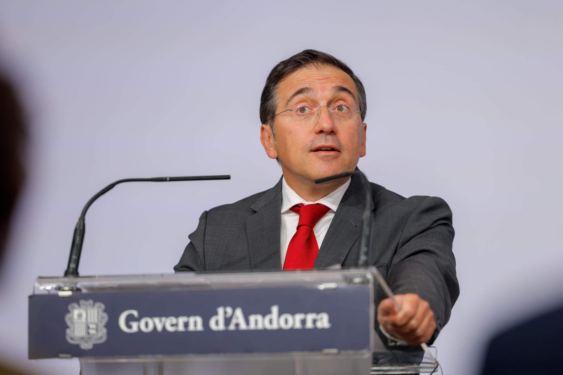 Albares culpa al PP de "reticencias políticas" de algunos Estados sobre la oficialidad del catalán en la UE
