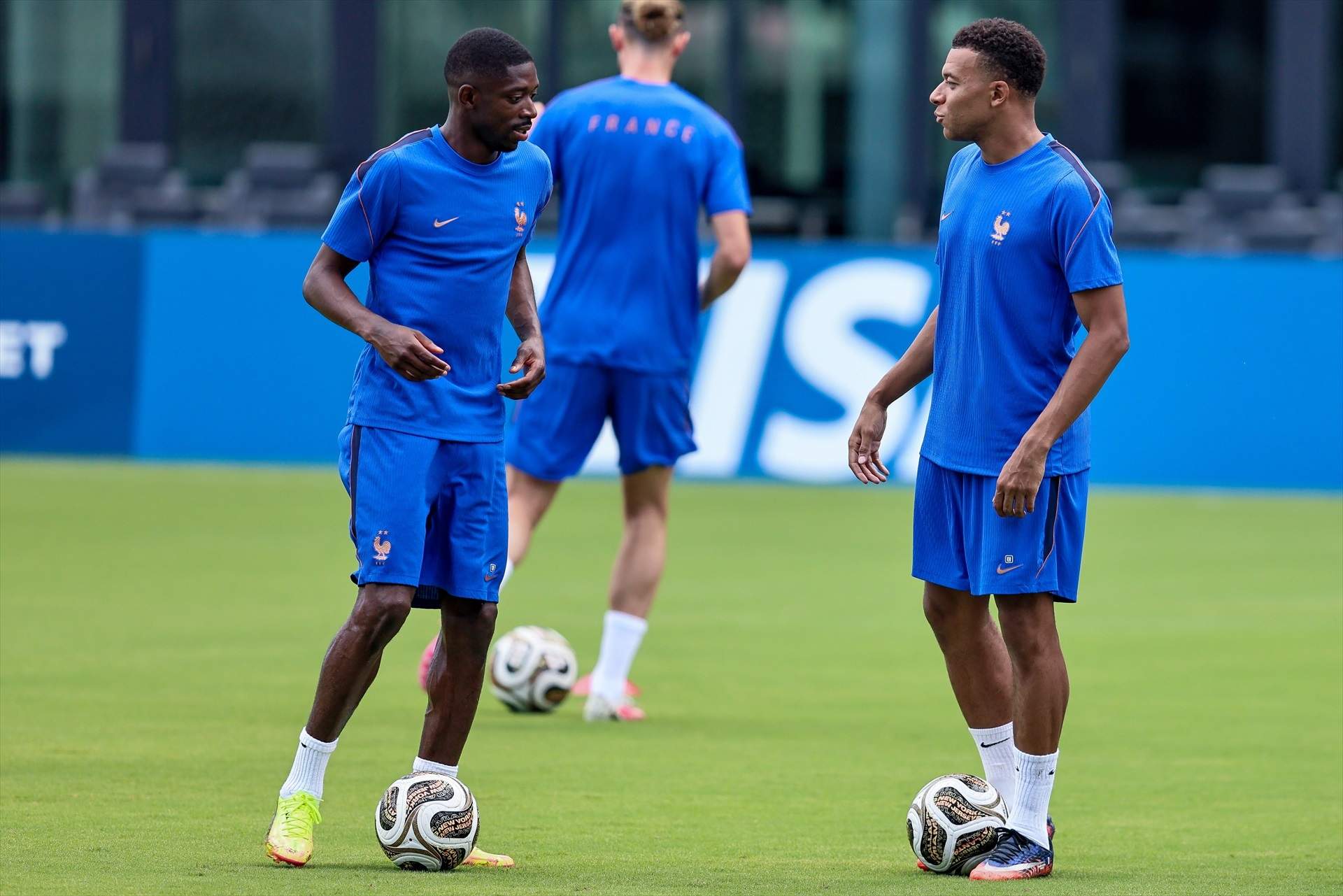 Mbappé i Dembélé, durant un entrenament de la selecció francesa / Foto: Europa Press