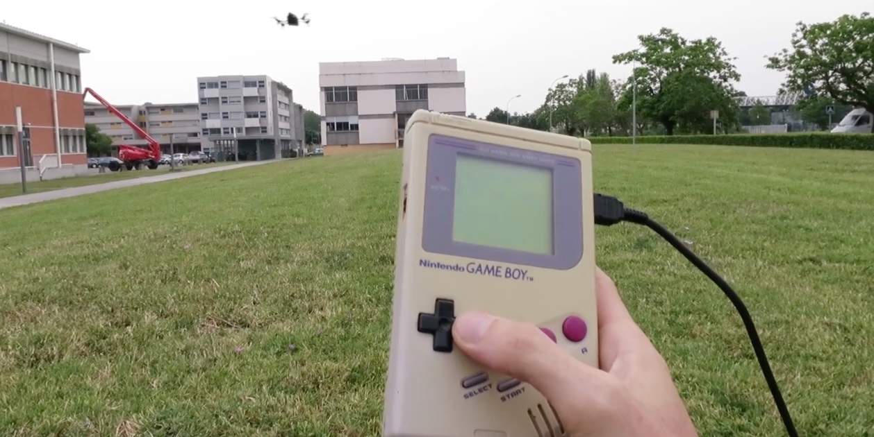 Consigue que su antigua Game Boy sirva como mando de un dron