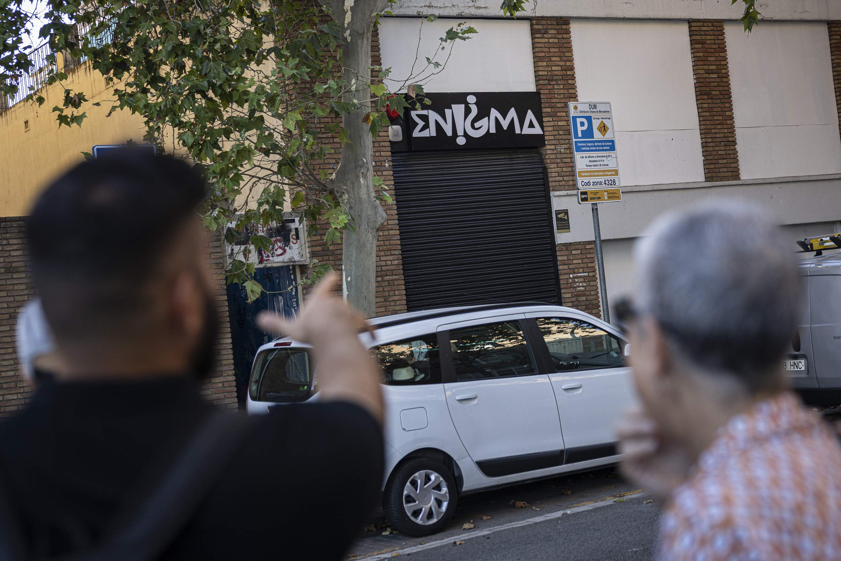 Baralles, crits i amenaces: una discoteca de Nou Barris afarta els veïns