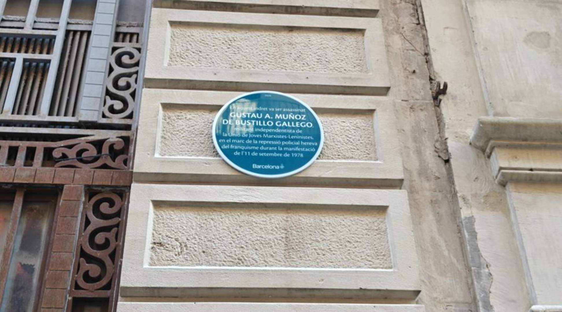 Una placa moderna homenatja Gustau Muñoz, assassinat per la policia la Diada del 1978