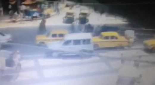 Decenas de atrapados por el derrumbe de un paso elevado en Calcuta