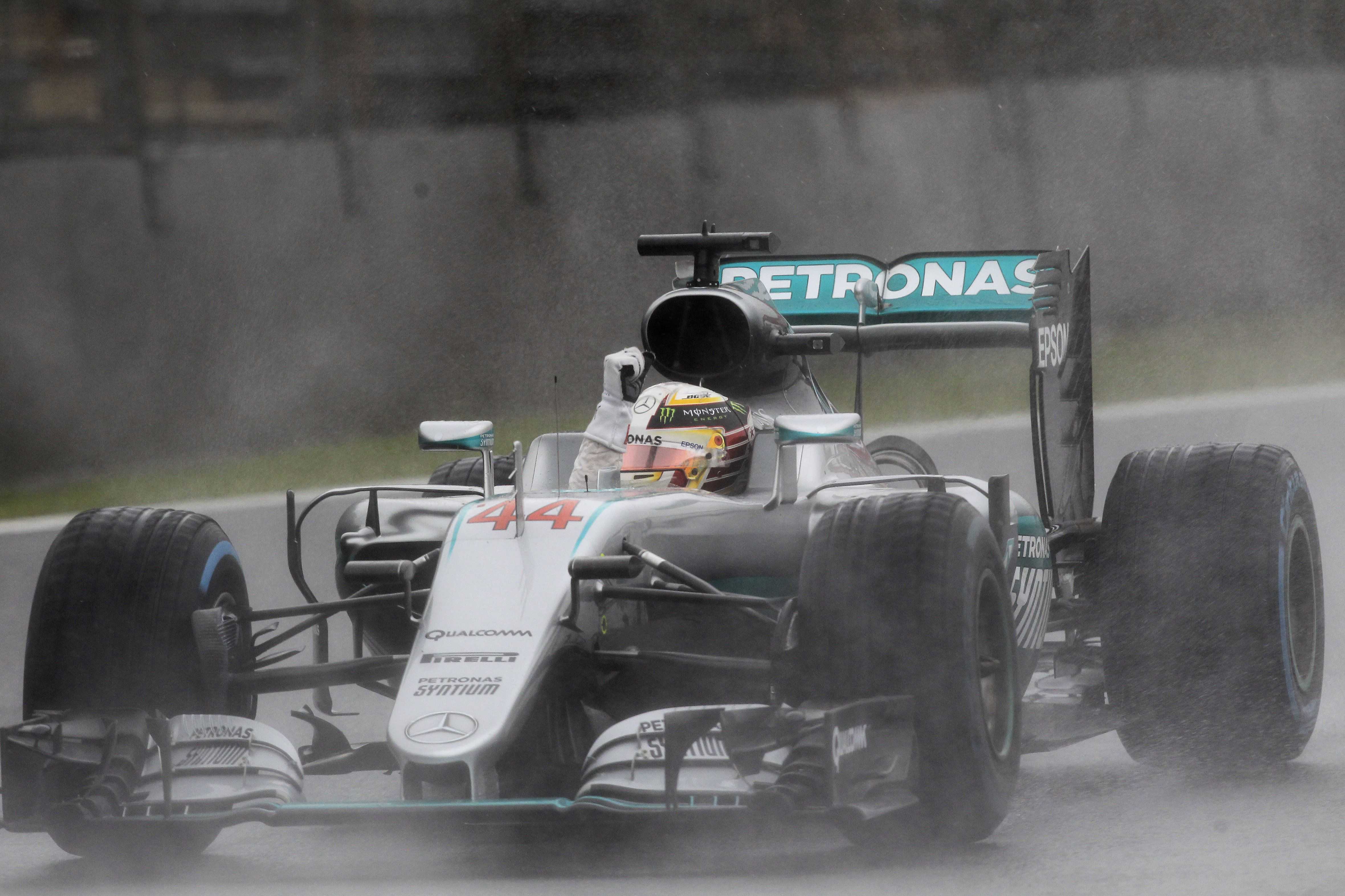 Hamilton se asocia con la lluvia y lo deja todo para Abu Dhabi