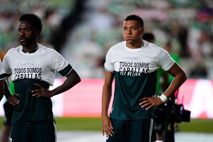 vinicius y mbappe en el elche real madrid con las camisetas en apoyo a ceuta vinicius y mbappe en el elche real madrid con las camisetas en apoyo a ceuta