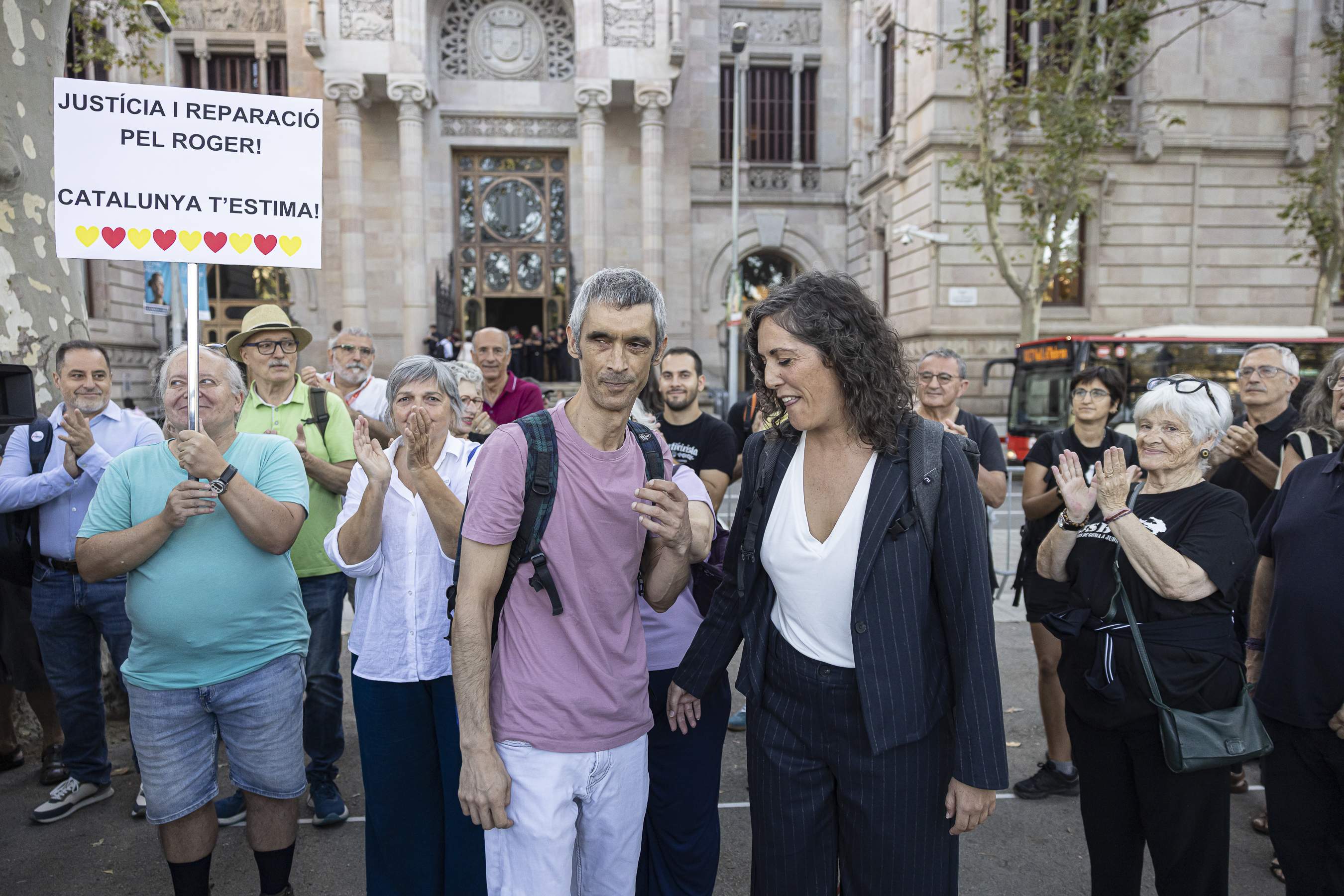 Denuncien "vulneració de drets lingüístics" al judici de Roger Español