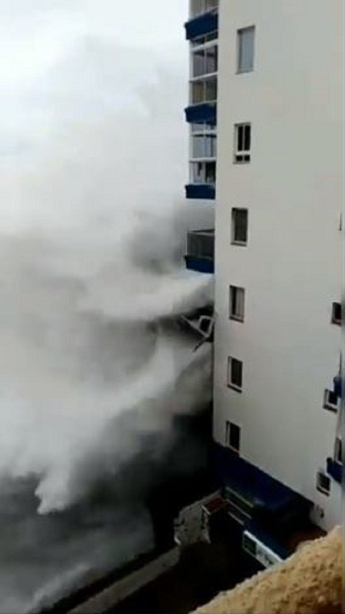 VÍDEO La impressionant onada que ha corglaçat Tenerife