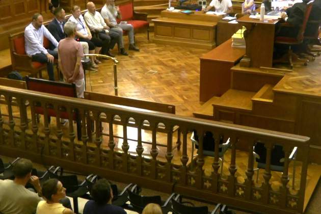 Roger Español en el judici, amb els quatre policies acusats Roger Español en el judici, amb els quatre policies acusats