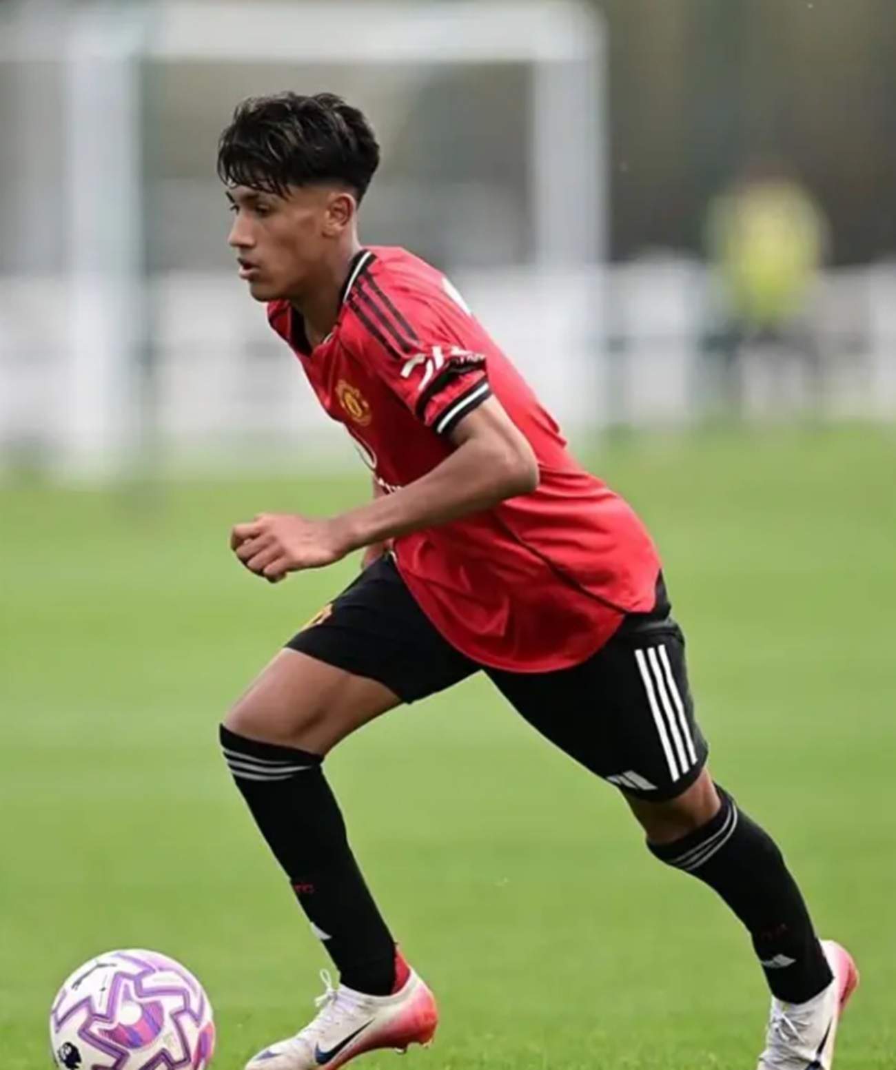 Qui és JJ Gabriel, la perla de 15 anys que ha demanat sortir del United i que sona per al Barça i el Madrid?