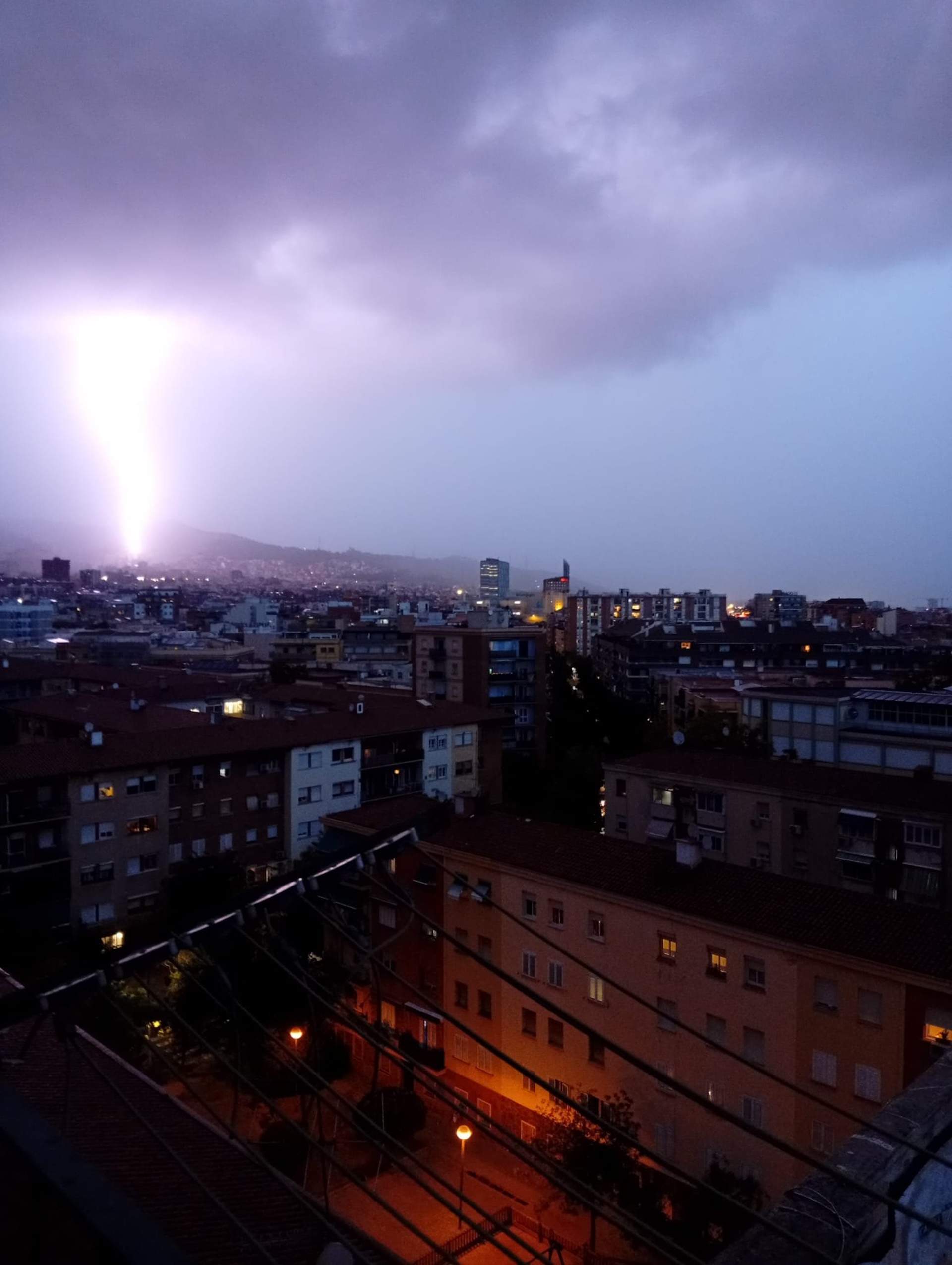 El temporal descarrega amb força en diverses comarques catalanes: llamps i trons a Barcelona