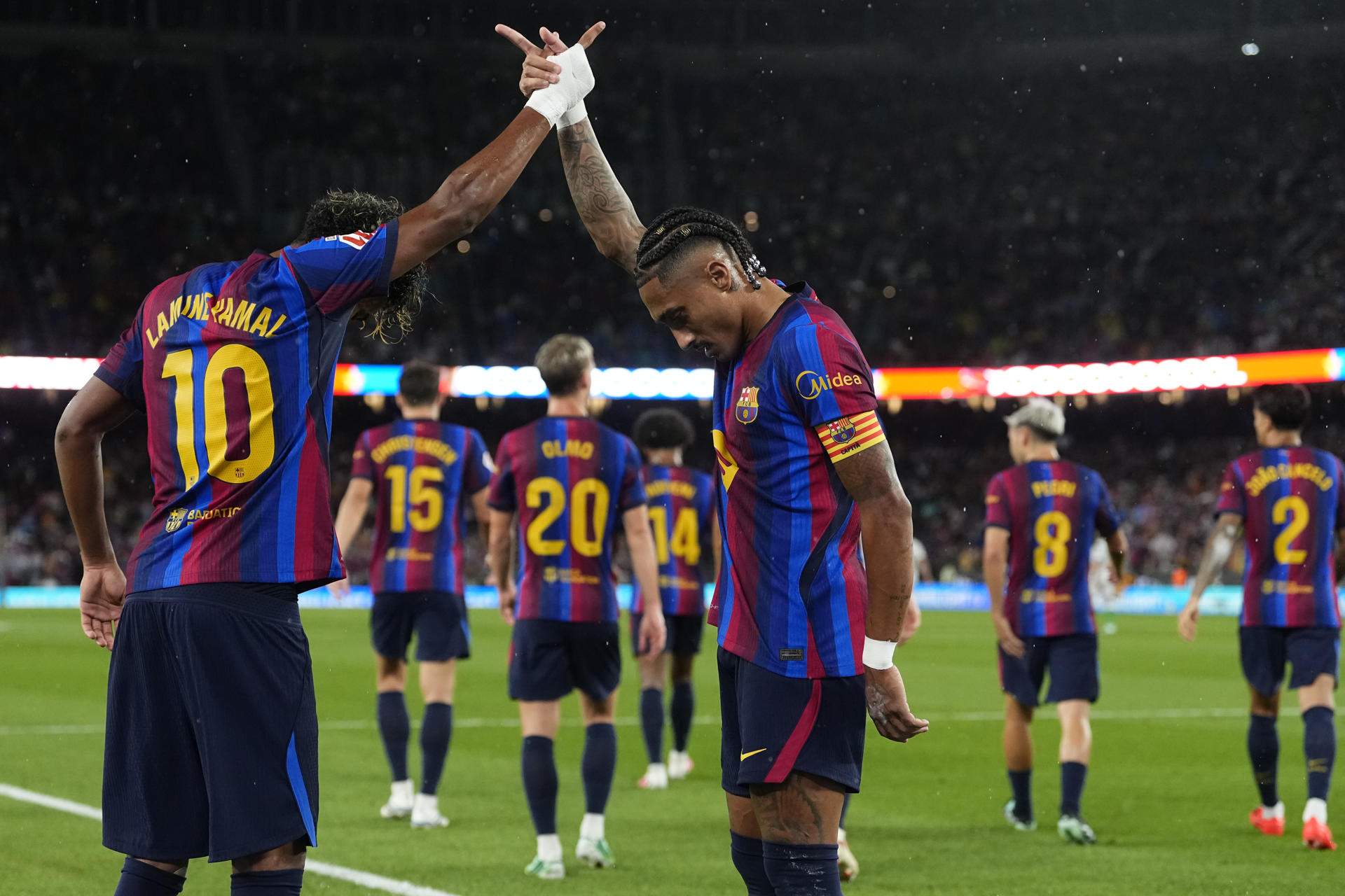 Un Barça imparable inunda de gols el Racing (7-2) i signa un inici per a la història