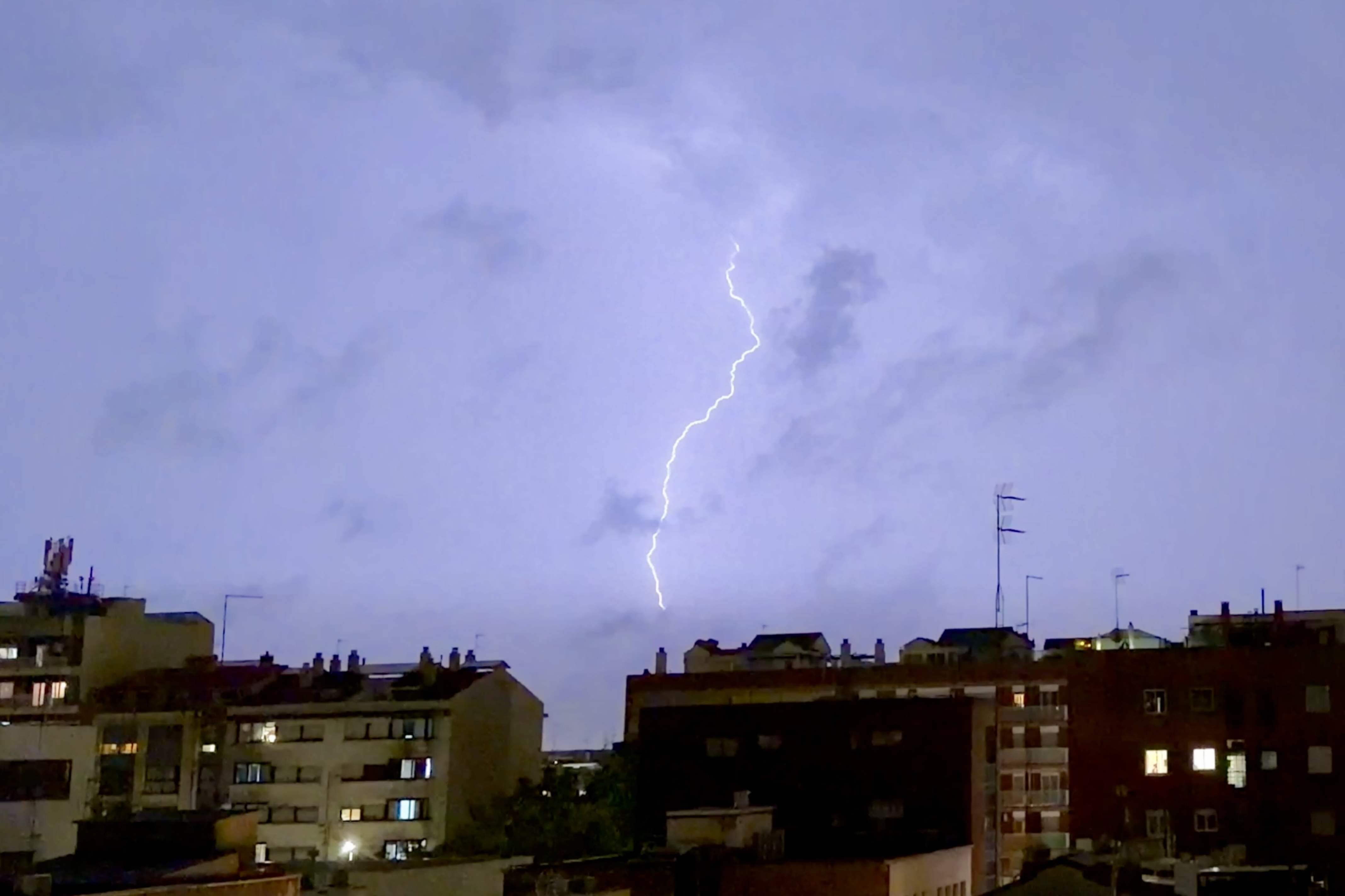 El temporal descarrega amb força en diverses comarques catalanes: llamps i trons a Barcelona