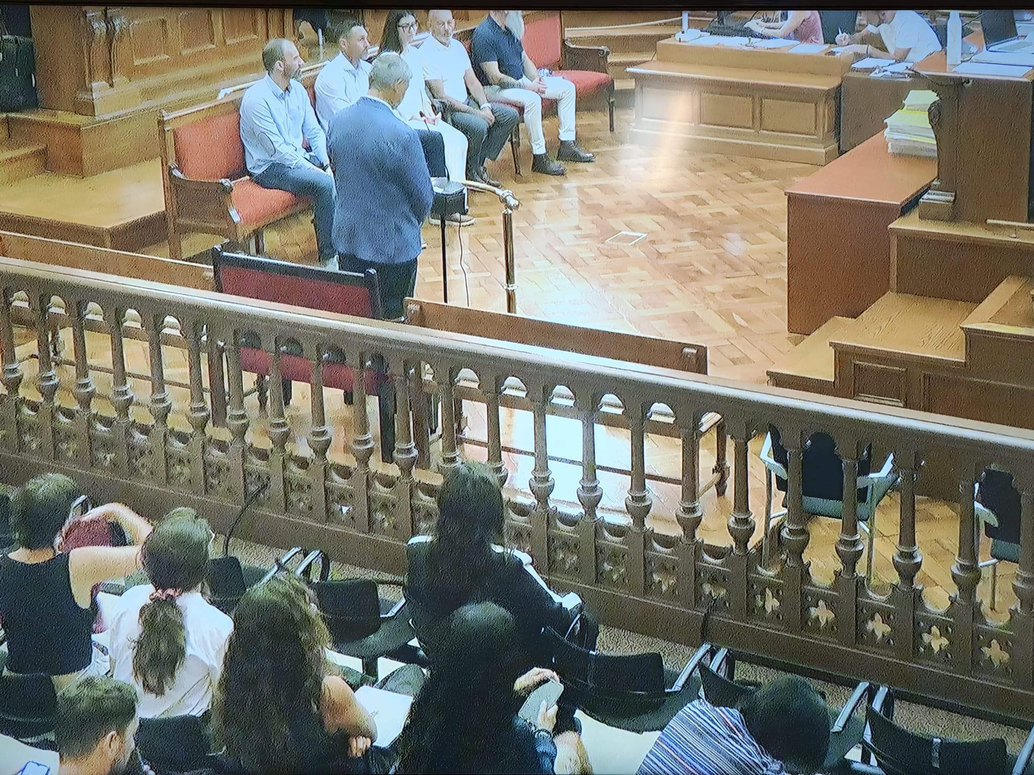 Fracaso en la traducción de catalán a castellano en el juicio de Español: los abogados usan ambos idiomas