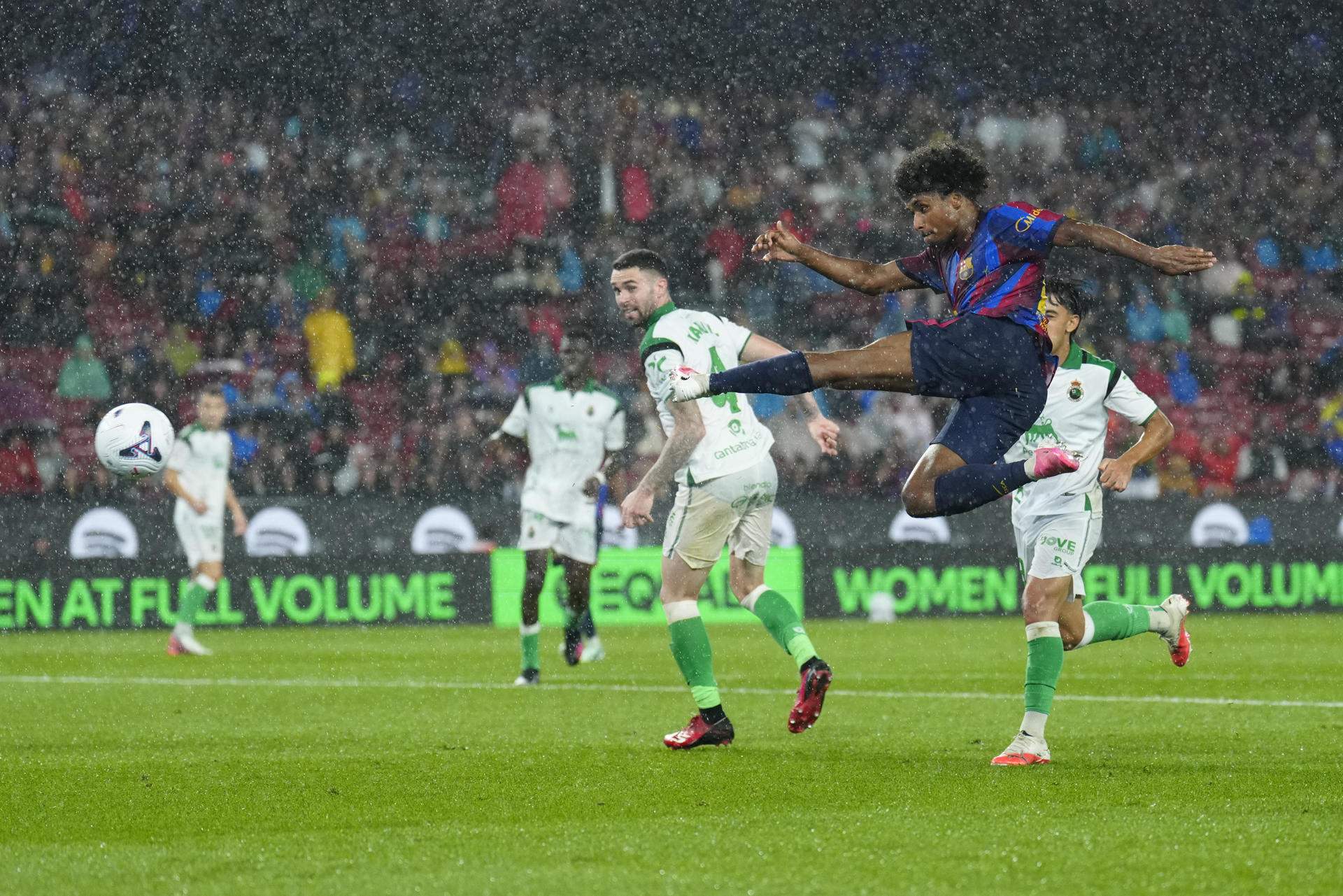 Adeyemi balla sota la pluja: exhibició monumental en la golejada del Barça davant del Racing
