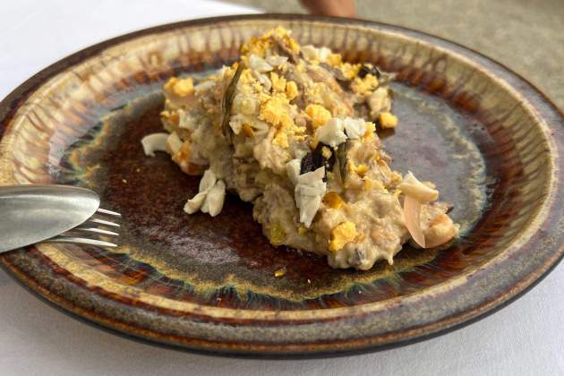 Ensaladilla de verdures i tonyina, tot a la brasa, de l'Alkostat del Mar. / Foto: Rosa Molinero Trias Ensaladilla de verdures i tonyina, tot a la brasa, de l'Alkostat del Mar. / Foto: Rosa Molinero Trias