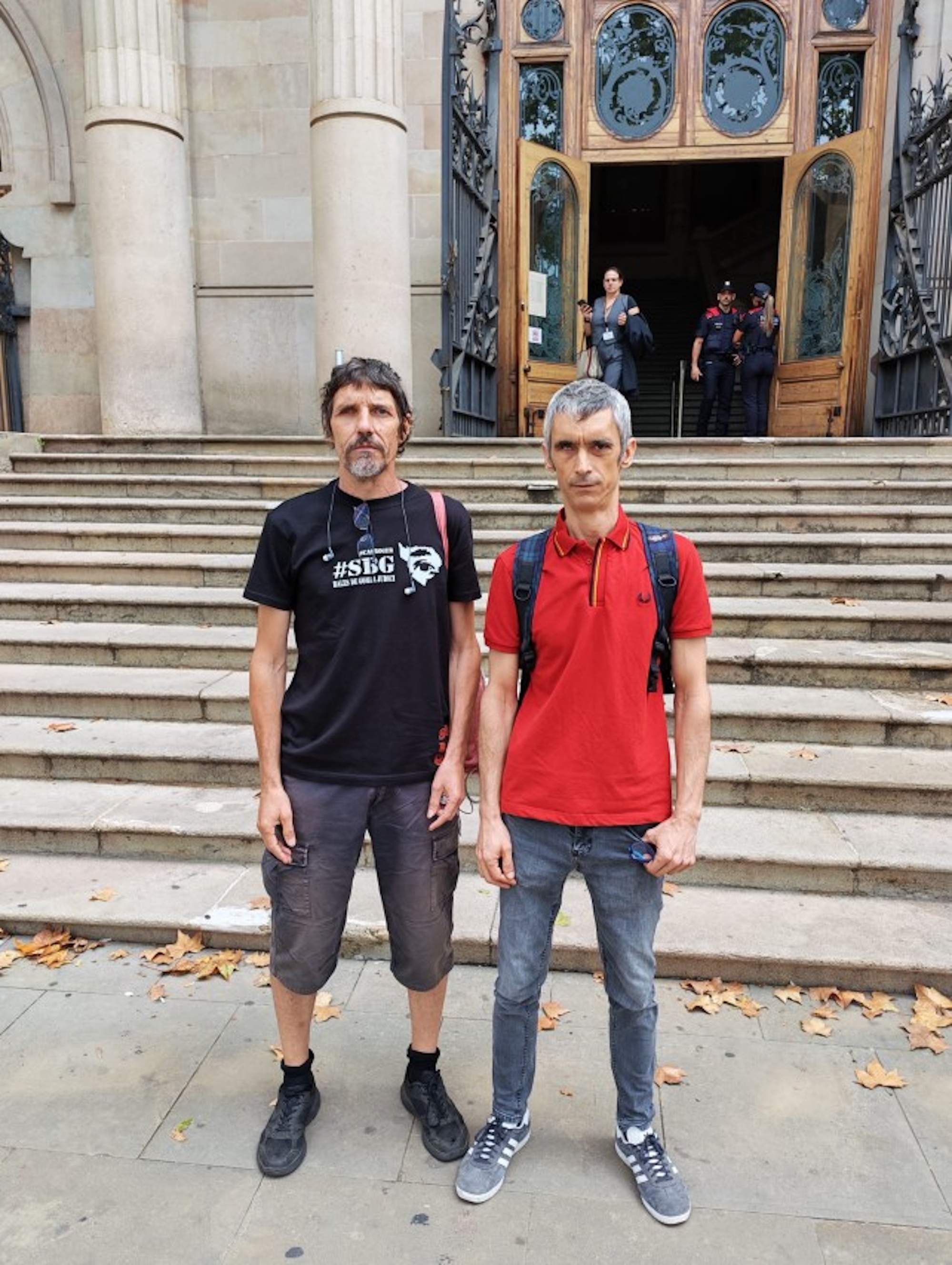 Sis agents neguen haver vist Español ferit a terra per una bala de goma, tot i el reclam d'auxili dels veïns