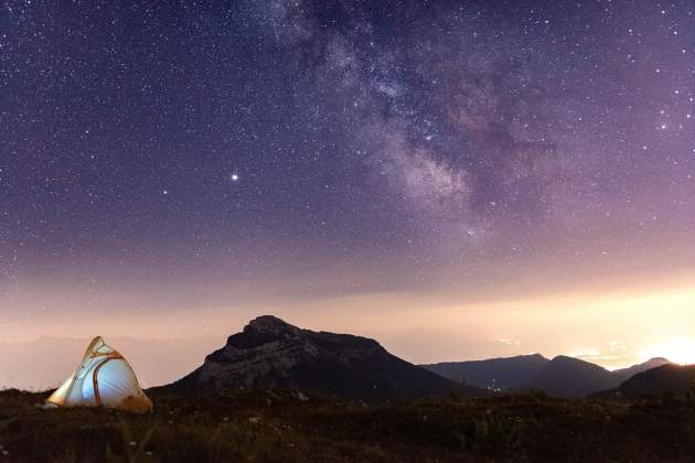 Alfa Centauri es troba a uns 4,4 anys llum, una distància que una nau convencional trigaria desenes de milers d'anys a recórrer Alfa Centauri es troba a uns 4,4 anys llum, una distància que una nau convencional trigaria desenes de milers d'anys a recórrer