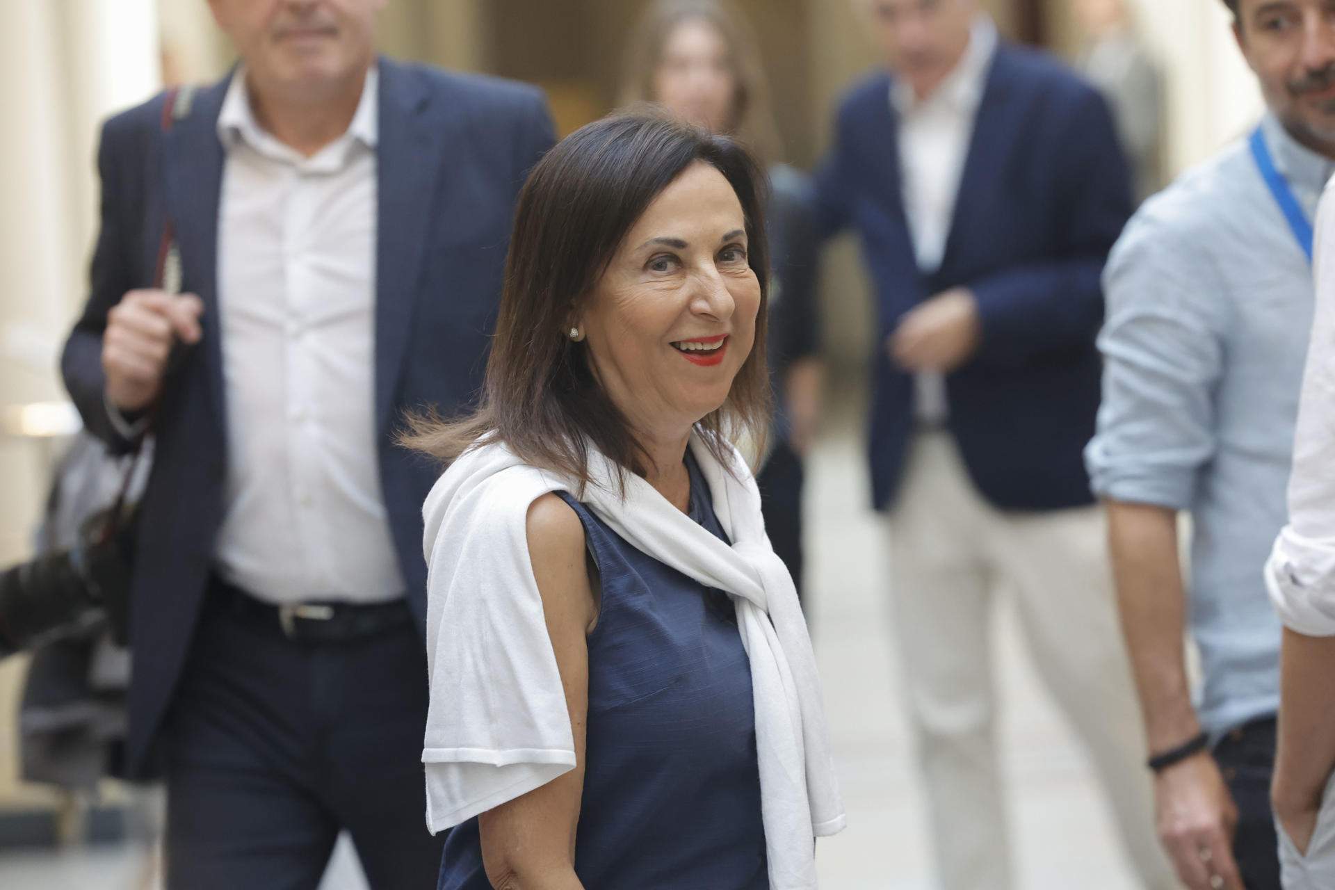 Margarita Robles fa costat el CNI i condecora el seu personal en plena polèmica per Ceuta