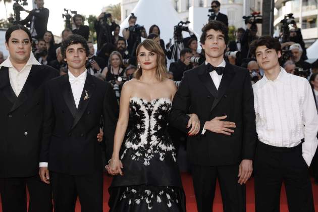 la bola negra los javis efe penelope cruz cannes 