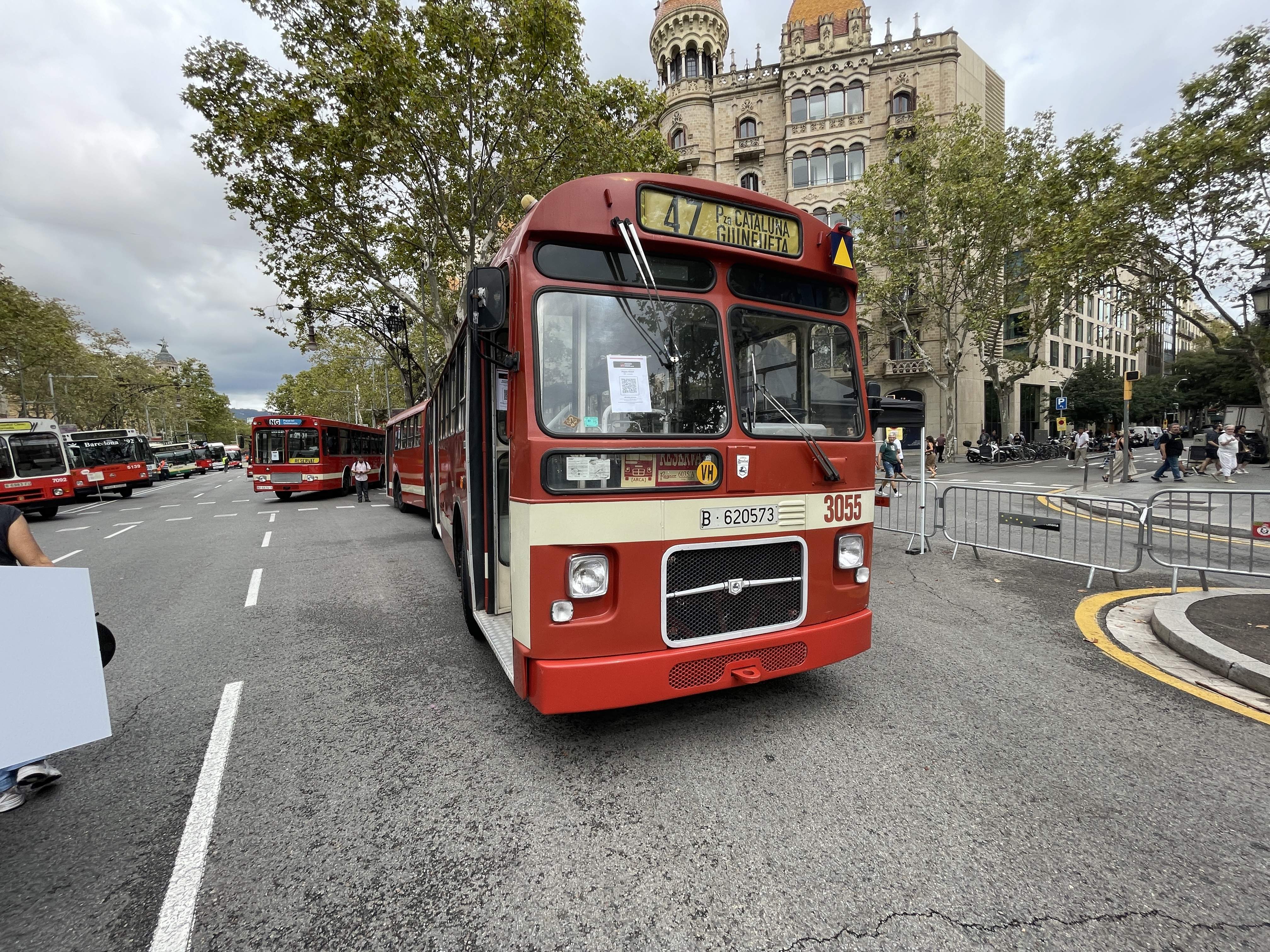 Els busos clàssics de TMB prenen el passeig de Gràcia