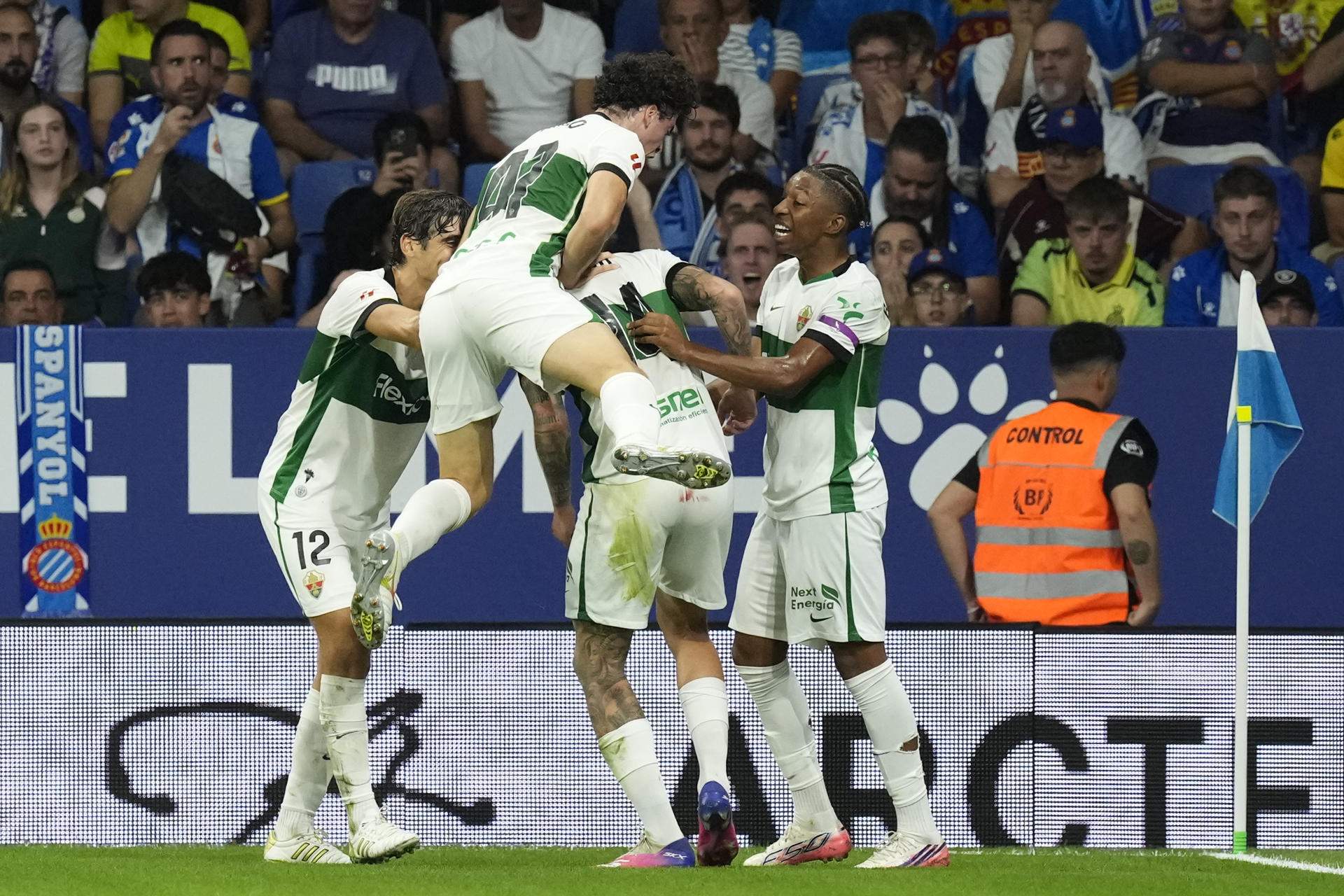 Un Espanyol inofensivo naufraga contra un Elche con diez en el RCDE Stadium (1-3)