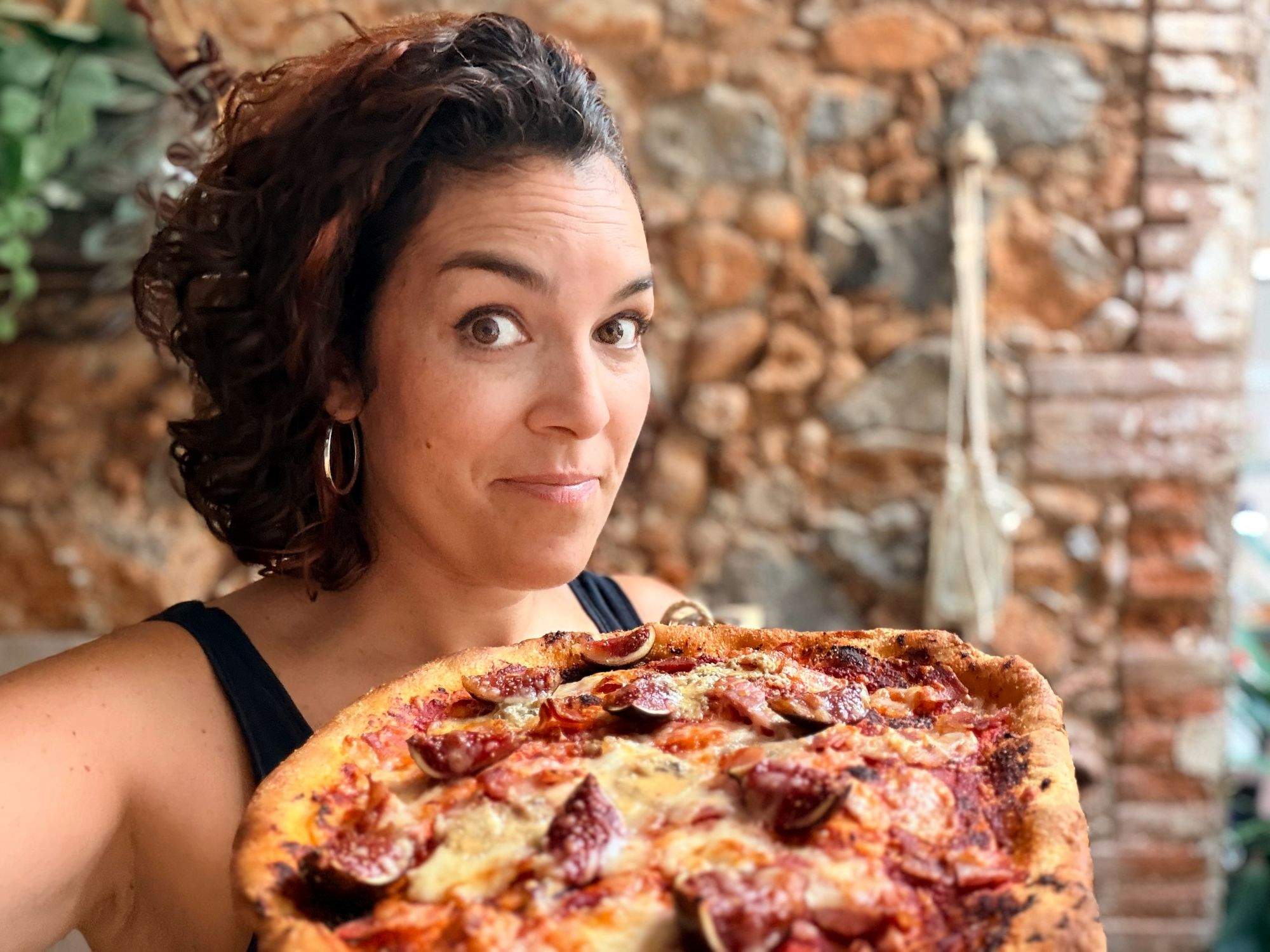 Prepara una massa de pizza cruixent sense fer servir la bàscula: el truc de la Clara Fogons