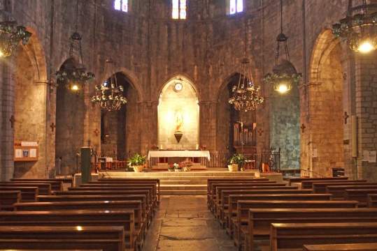 Interior de l'església de Sant Genís, a Torroella de Montgrí