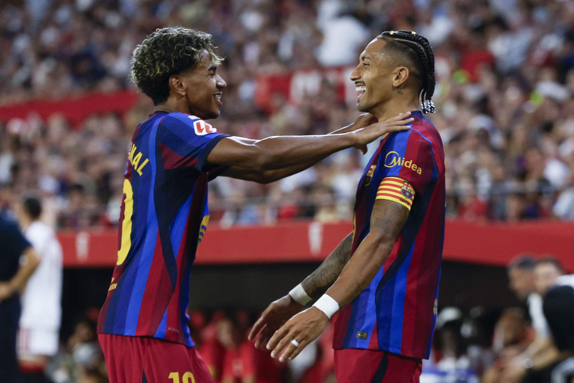 Un Raphinha imparable destrossa el Sevilla (1-3) i el Barça continua atemorint a la Lliga