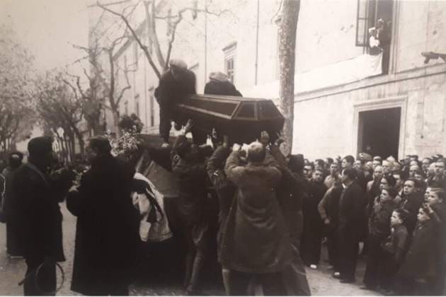 Funeral de les victimes del bombardeig del Thorpeness (1938) enterrades al Cementiri dels Jans. Font Arxiu del Port de Tarragona