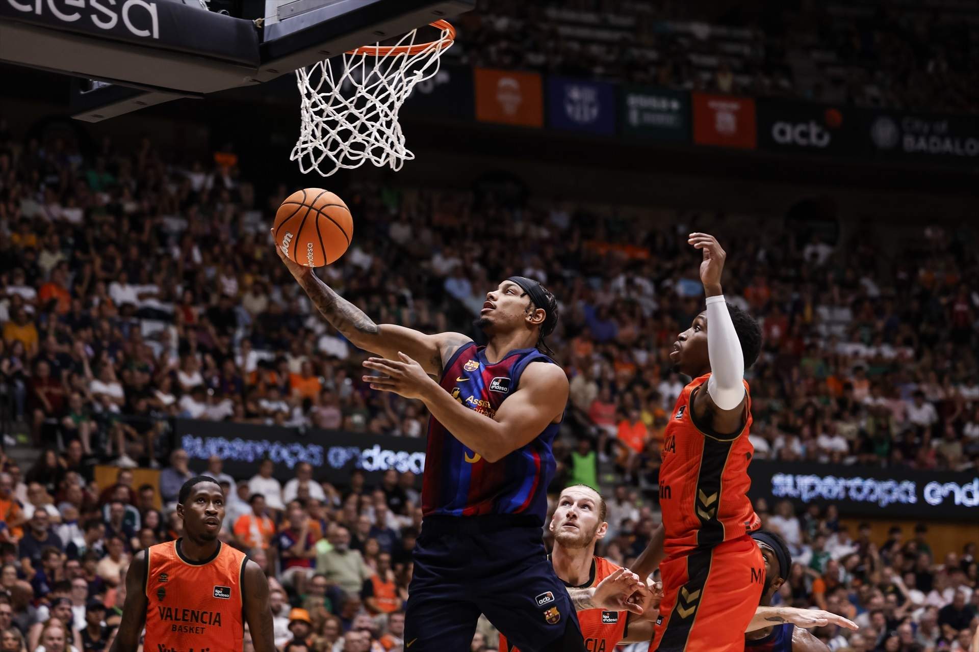 Un Barça ressorgit derrota el València (86-87) i jugarà la final de la Supercopa contra la Penya