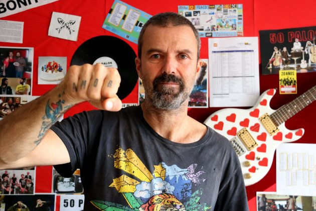 Pau Donés, muestra uno de sus tatuajes con el mensaje 'Amor'. Mar Villa/ACN