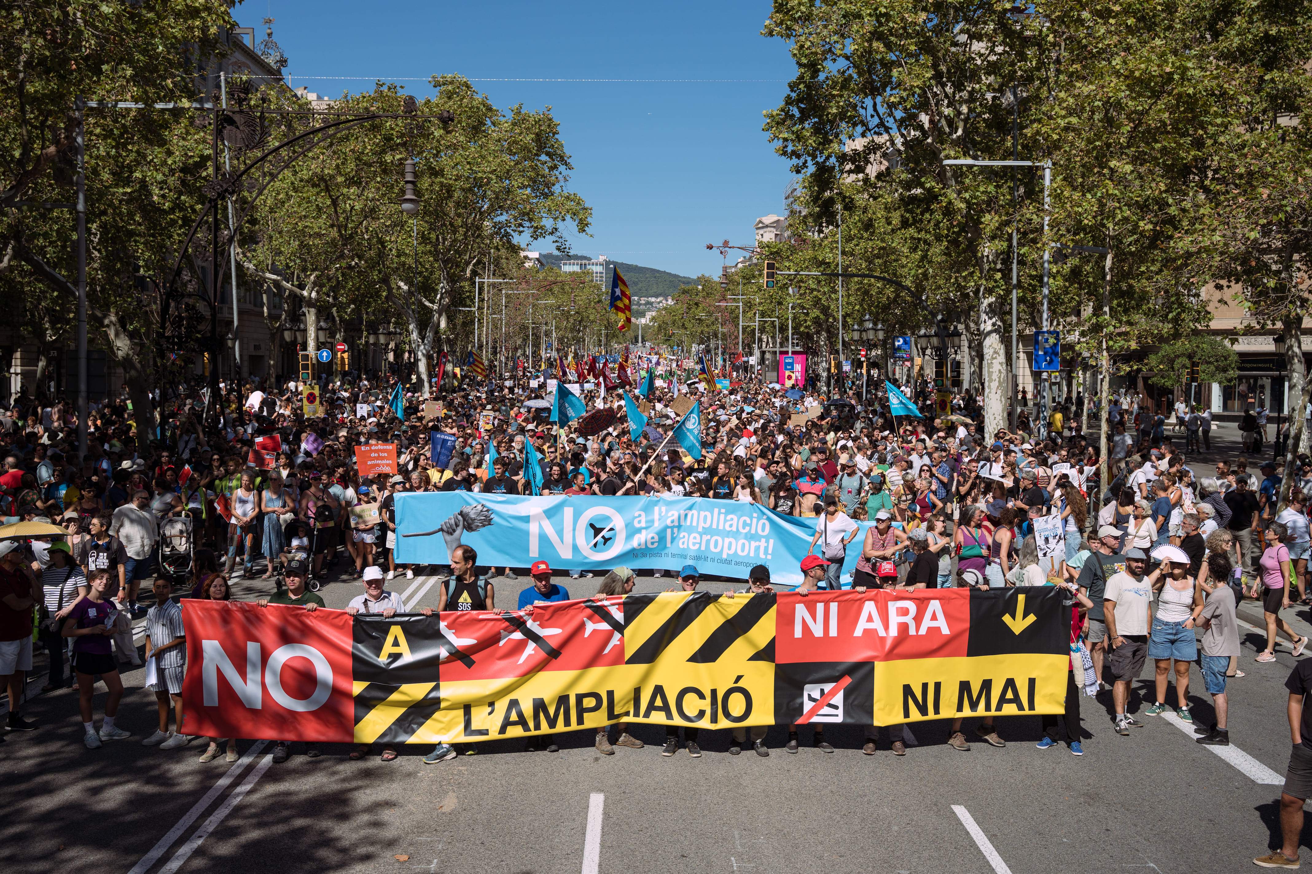 Barcelona torna al carrer contra l’ampliació de l’aeroport del Prat: milers de persones omplen el centre