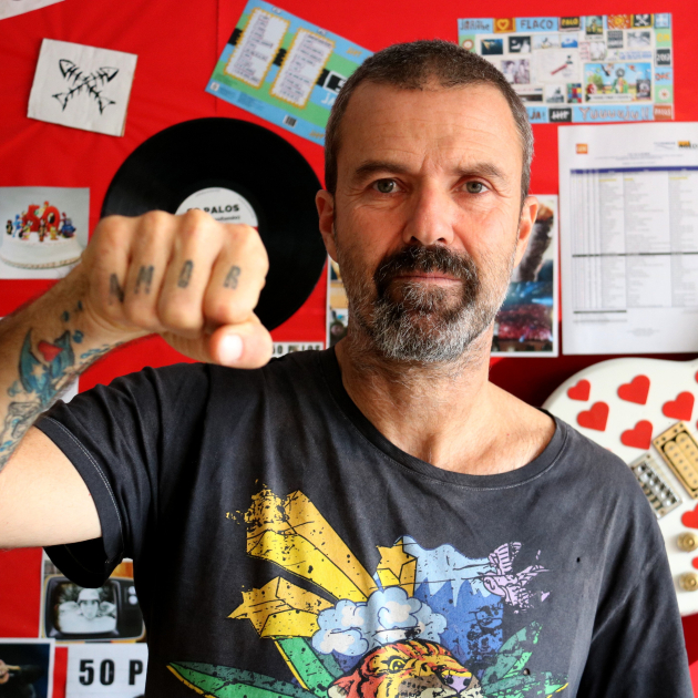 Pau Donés, mostra el tatuatge 'Amor'. Mar Vila