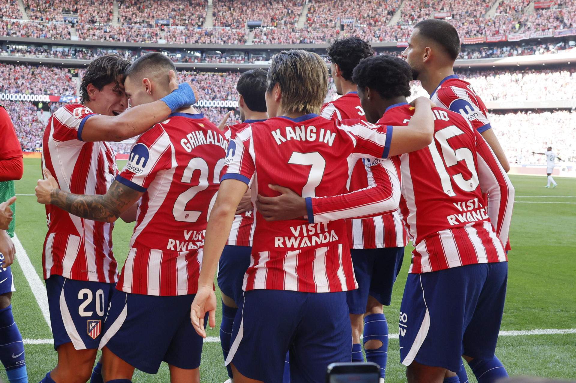 L'Atlètic noqueja un Reial Madrid desesperat i sense futbol (2-1) en un derbi calent
