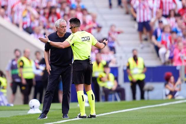 José Mourinho protesta a l'àrbitre durant el derbi / Foto: Europa Press José Mourinho protesta a l'àrbitre durant el derbi / Foto: Europa Press