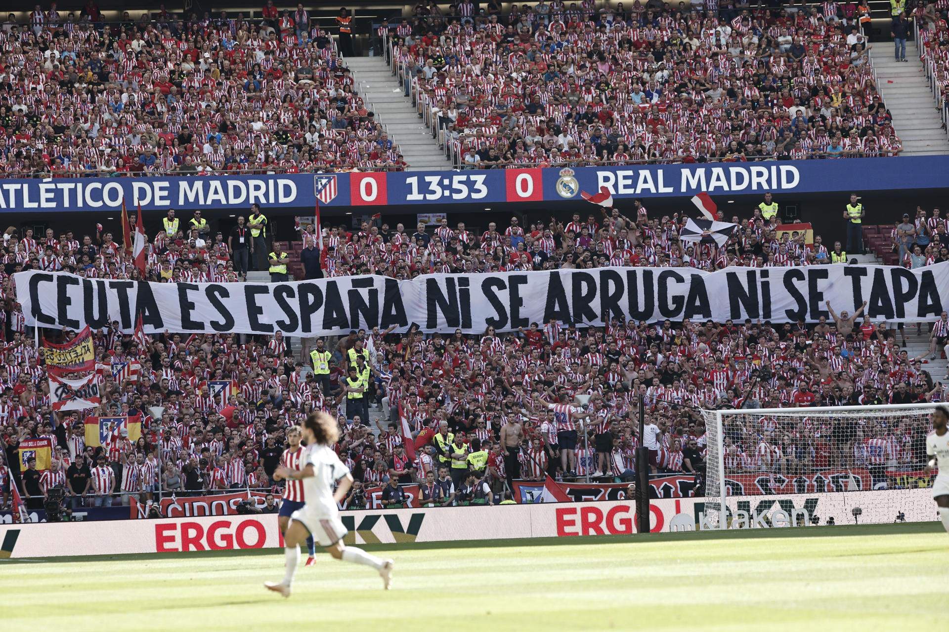 Pancarta al Metropolitano contra Mbappé i Vinícius: "Ceuta és Espanya, ni s'arruga ni es tapa"