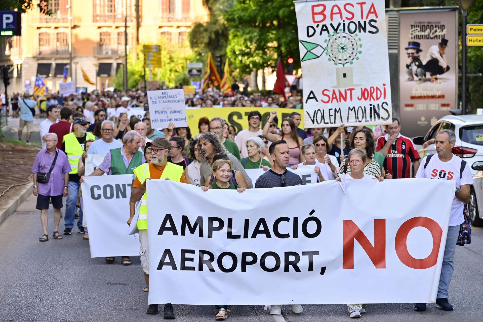 Manifestació contra l'ampliació de l'aeroport de Palma / EFE/ Miquel A. Borràs