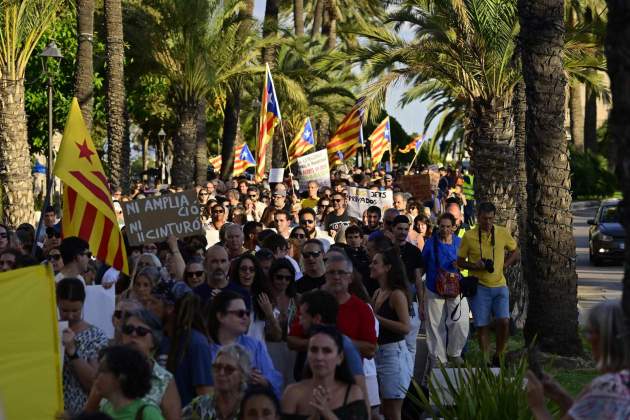Centenars de persones es manifesten contra l'ampliació de l'aeroport de Palma / EFE/ Miquel A. Borràs Centenars de persones es manifesten contra l'ampliació de l'aeroport de Palma / EFE/ Miquel A. Borràs