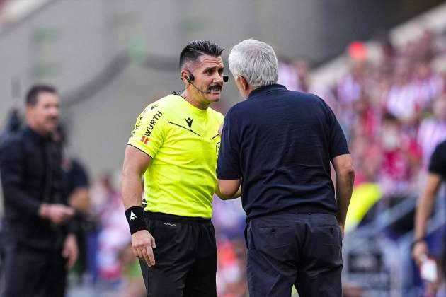 EuropaPress 7788328 jose mourinho head coach of real madrid cf protests to ortiz arias referee EuropaPress 7788328 jose mourinho head coach of real madrid cf protests to ortiz arias referee