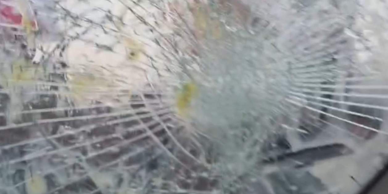 Manifestantes ceutíes atacan el coche de una diputada que llevaba a un activista confundido con un miembro de Negu Gorriak