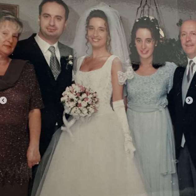 La núvia, la Meritxell Álvarez, amb la seva família el dia del seu casament IG