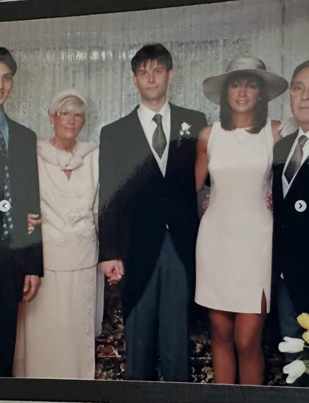 El nuvi, el David Bernabeu, amb la seva família el dia del seu casament IG