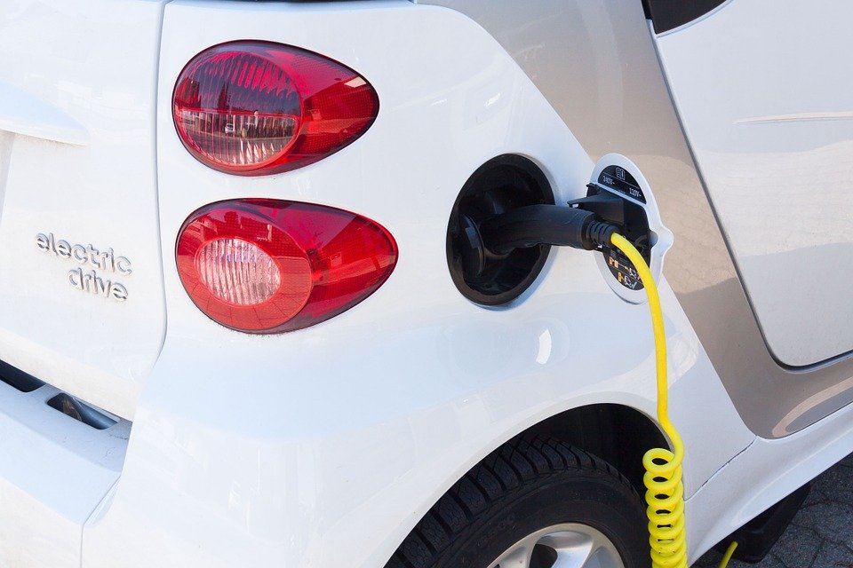 12 raons per conduir un vehicle elèctric i disminuir les emissions de CO₂