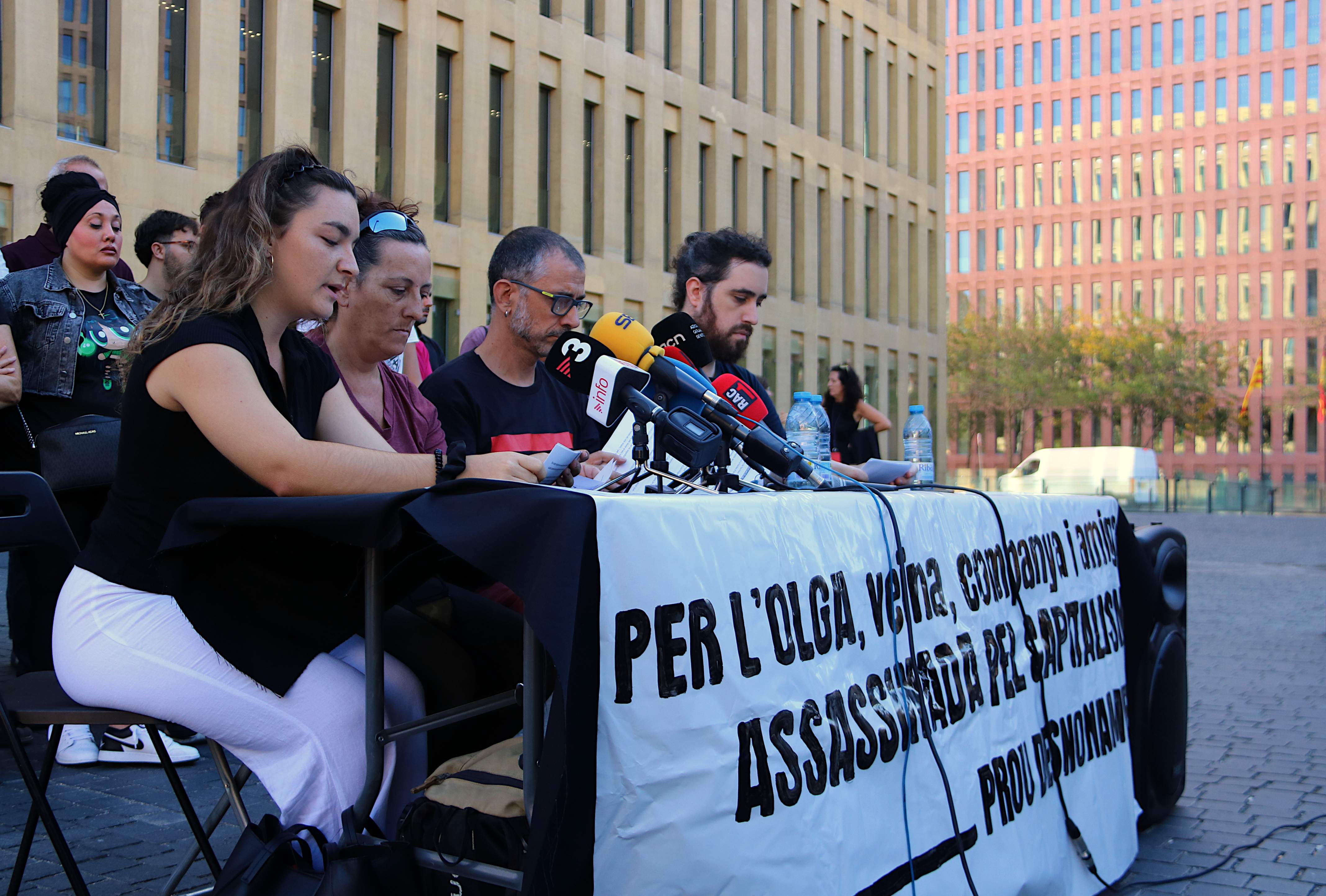 Veïns de l'Hospitalet denuncien el cas d'una dona de 54 anys que es va suïcidar després de ser desnonada