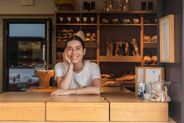 La Zaïra Pérez, des de la finestreta des d’on es dispensa el producte de l’aMà Foto Jordi Domènech La Zaïra Pérez, des de la finestreta des d’on es dispensa el producte de l’aMà Foto Jordi Domènech
