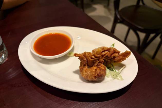 Wonton de capipota del restaurant Pizzabar. / Foto: Emma Porta Wonton de capipota del restaurant Pizzabar. / Foto: Emma Porta