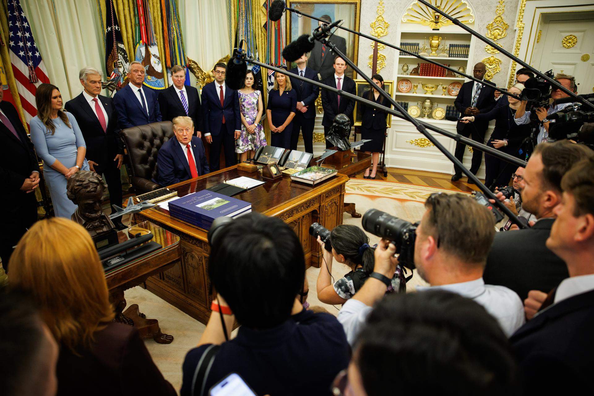 Els mitjans suspesos de la Casa Blanca per Trump denuncien el president per violar la Constitució