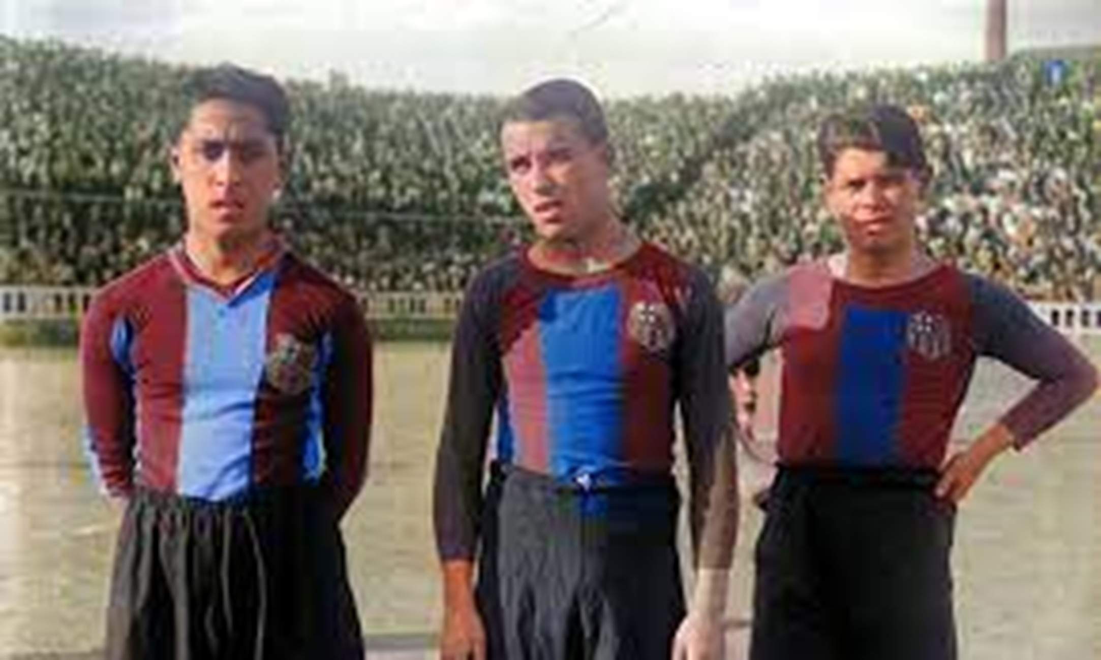 Sin escudo y con siete ojales en el cuello: la camiseta del Barça que vestían Samitier y Zamora
