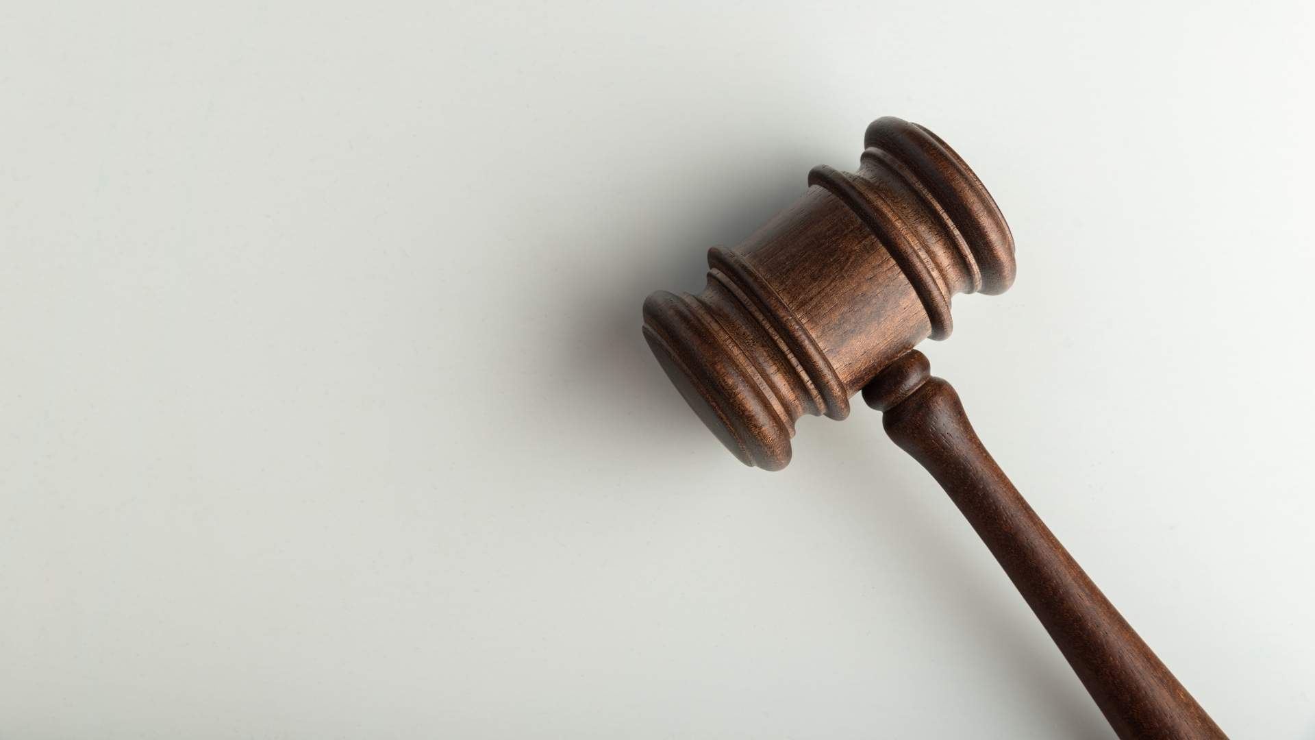 Xoc obert a les portades per una jubilació històrica i el judici de la primera dama