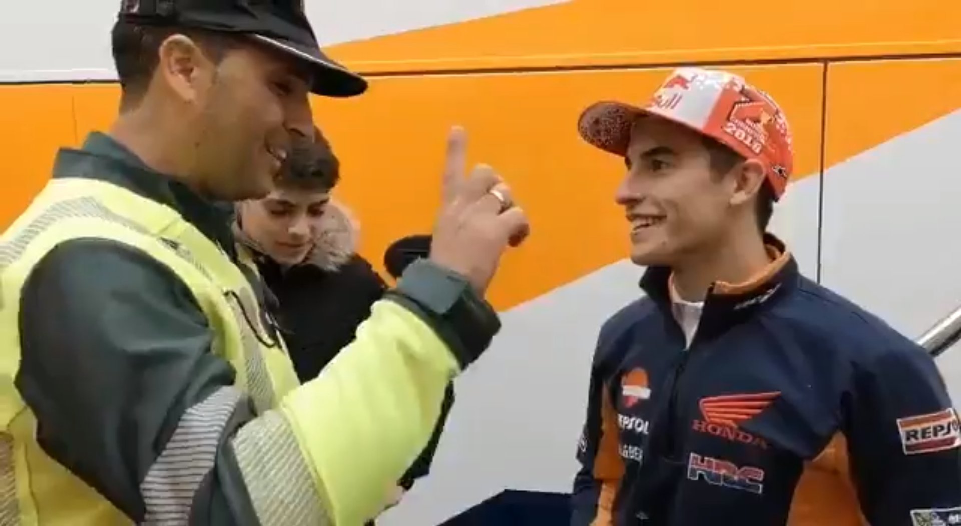 VÍDEO: Marc Márquez acepta una pulsera de Jusapol (después de la polémica con los presos)