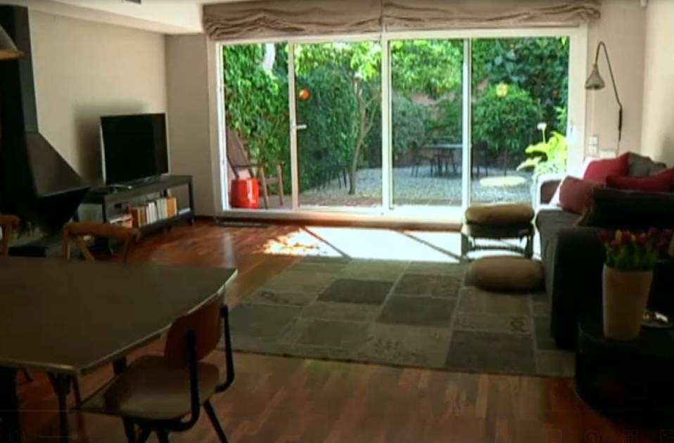 Sala de estar con vistas al jardín privado lleno de árboles, TV3 Sala de estar con vistas al jardín privado lleno de árboles, TV3